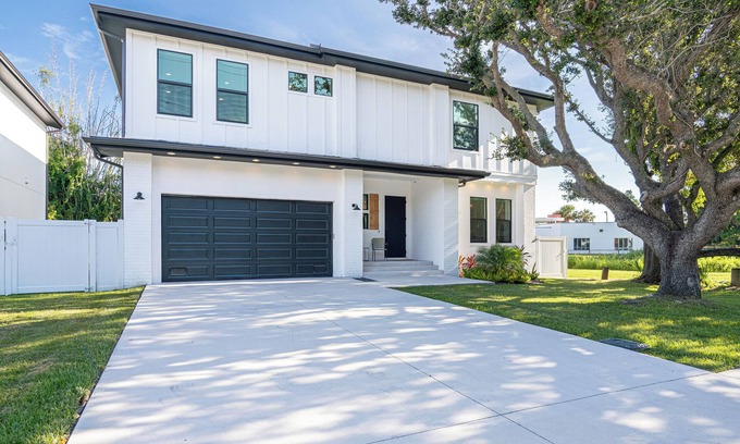Port Tampa City House | Gorgeous Elegant New Construction Tampa Home