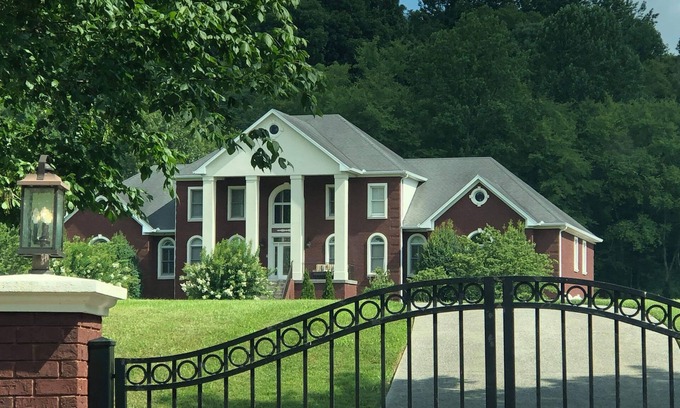 Hendersonville House | Gorgeous gated home - perfect for family gathering, retreats, weddings & events
