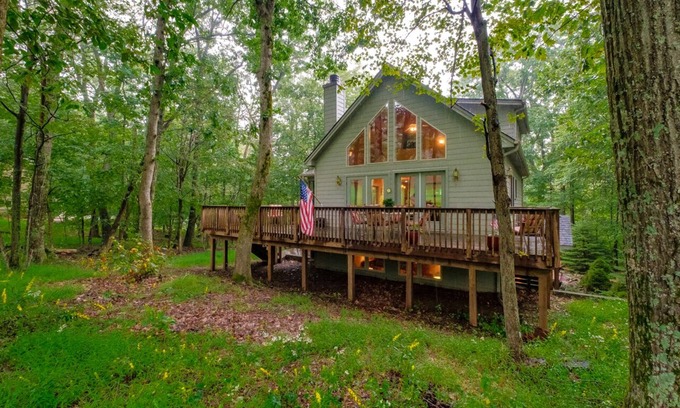 Chestnut Springs House | Gorgeous golf-front home with 2 living spaces, a fireplace, and high-speed wifi