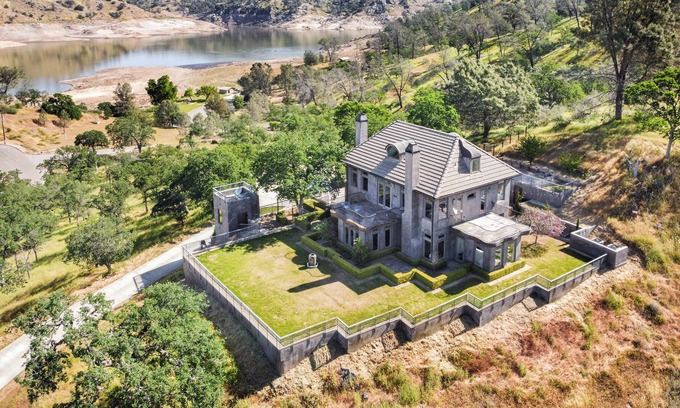 Friant Villa | Gorgeous Hilltop Villa Overlooking Lake