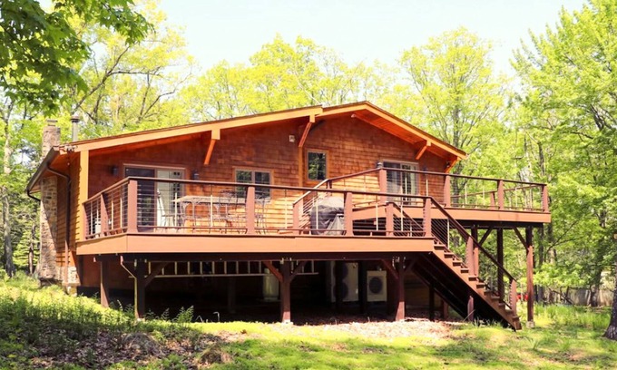 Henryville House | Gorgeous Home Close to Ski resort w/ Sauna, Hot tub and Fire pit