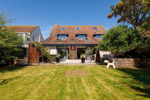 East Wittering House | Gorgeous home for 12 - Walk to Beach - Sea View