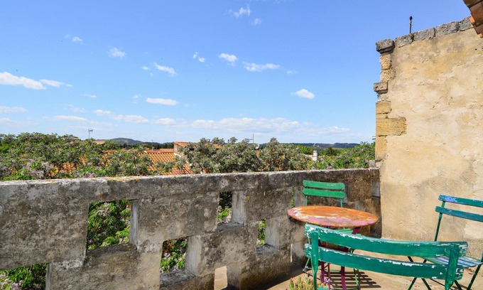 Aramon House | Gorgeous home in Aramon with kitchen