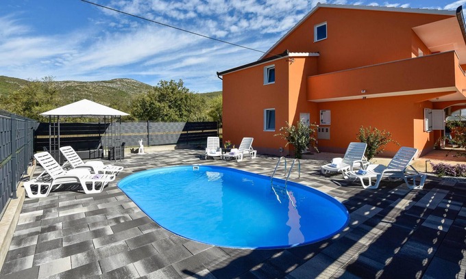 Dugopolje House | Gorgeous home in Dugopolje with kitchen