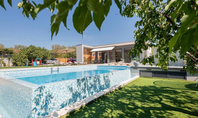 Sestanovac House | Gorgeous home in Katuni with WiFi