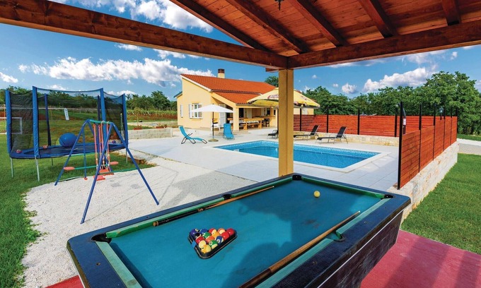 Filipana House | Gorgeous home in Sarici with WiFi