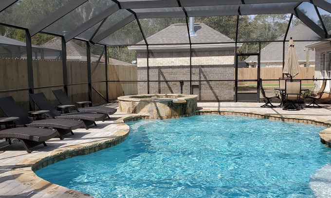 Foley House | Gorgeous Home ~ Sleeps 24/7BR/6BA Private Pool/Spa, Pets, Close to Beach & Ent