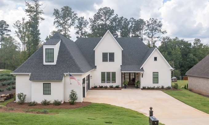 Auburn House | Gorgeous Home so close to Downtown Auburn and Auburn University!