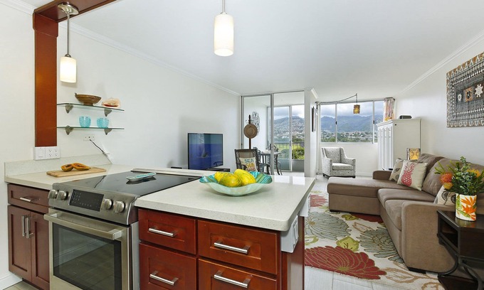 Waikiki Condo | Gorgeous Ko'olau Mountain and Golf Course Views! FREE Wi-Fi and Parking!