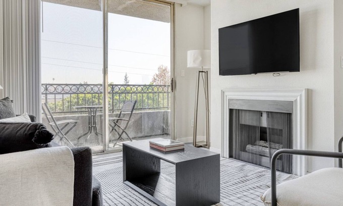Rampart Village Apartment | Gorgeous Koreatown 2BR near 6th St bars & restaurants, by Blueground