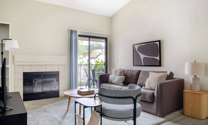 University City Apartment | Gorgeous La Jolla 2BR w/Gym, W/D & Pool, nr bars & shops, by Blueground