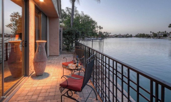 Lake Mirage House | Gorgeous LAKE FRONT Retreat w/Boat & Kayaks