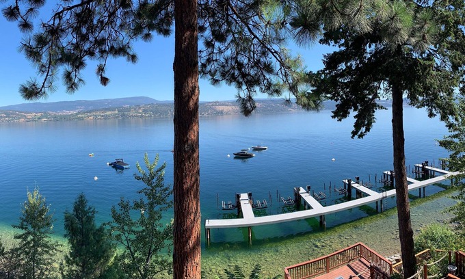 Central Okanagan Cabin | Gorgeous Lakefront Cottage