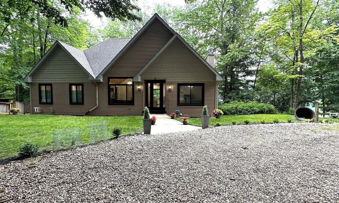 Fountain House | GORGEOUS LAKEFRONT HOME - lots of amenities! 20 min to Lake Michigan!