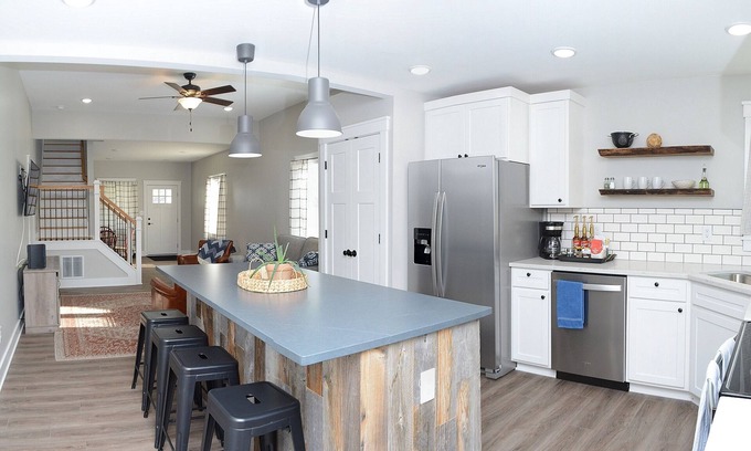 Near Northside House | Gorgeous Large Remodel ! Perfect for your Group!