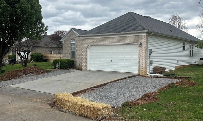 Maryville House | Gorgeous Mountain Views. Just bring your toothbrush and a few clothes!