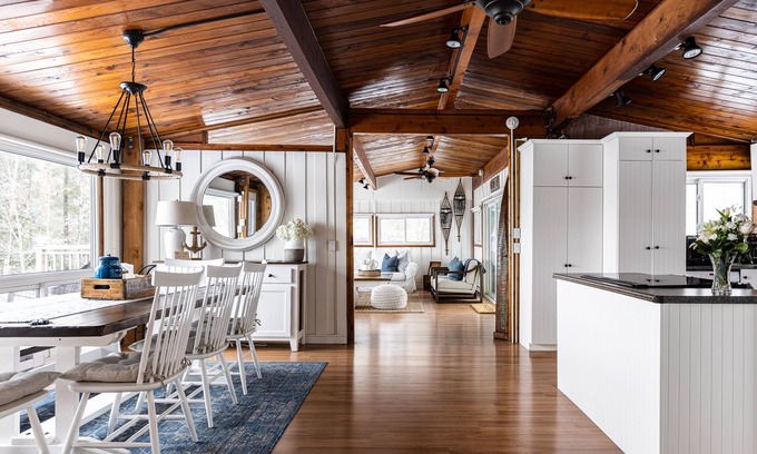 Muskoka Lakes Cottage | Gorgeous Muskoka Lakes Cottage with Amazing Views & Wood Burning Fireplace