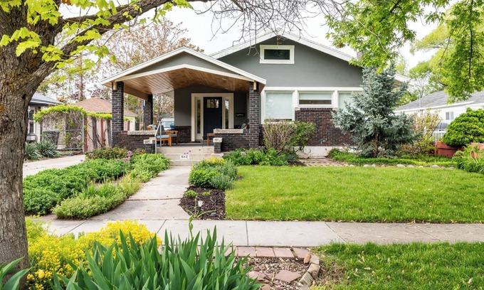 East Central House | Gorgeous Neighborhood I Central Location I Parking