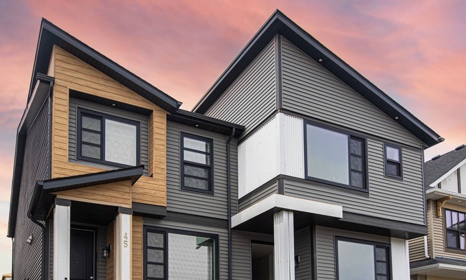 Northwest Calgary House | Gorgeous New built Home 12mins away from Airport