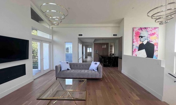 Silver Lake Villa | Gorgeous New "Cosmopolitan Arts House" in Prime Silverlake with Pool and Views!