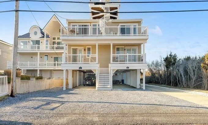Dennisville House | Gorgeous Northend Beauty Sleeps 10