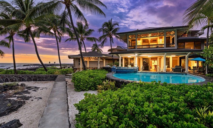 Kailua-Kona House | 🏖️Gorgeous Ocean Front Estate | Gated Community | Walk to Town
