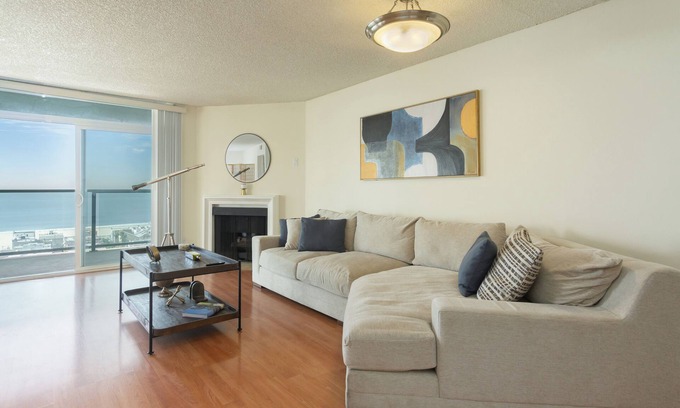 Marina Peninsula Apartment | Gorgeous Ocean View Apartment