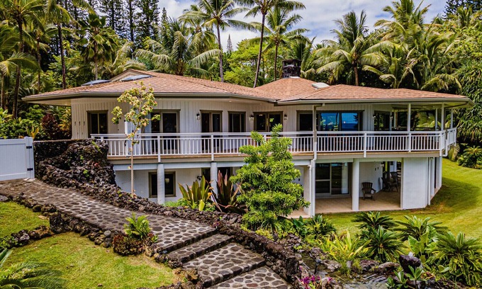 Kapoho House | π΄ Gorgeous Oceanfront Luxury Retreat π private pool, black sand beach, pond, AC