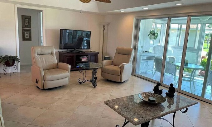 East Naples Condo | Gorgeous remodeled 2BR 2BA spacious 2nd fl condo