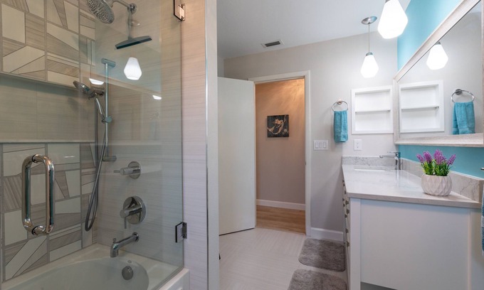 Laurel House | Gorgeous Remodeled Near Nokomis Beach Survived HURRICANE - CAN WE HELP?