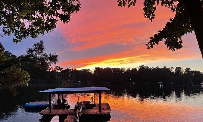 Buford Cottage | Gorgeous renovated Lakefront retreat! South end, two docks!