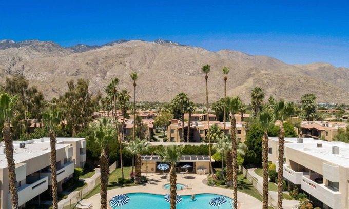 Baristo Condo | Gorgeous Renovated Palm Springs Condo Jan 2025 dates still available