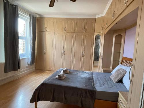 North Finchley House | Gorgeous Room In North London