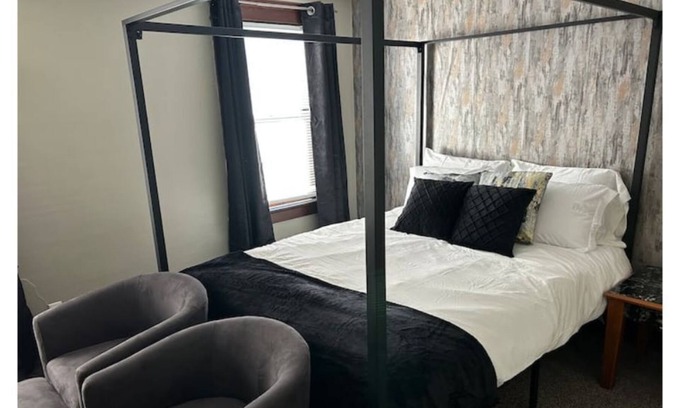 Warren Apartment | Gorgeous room next to Trumbull!