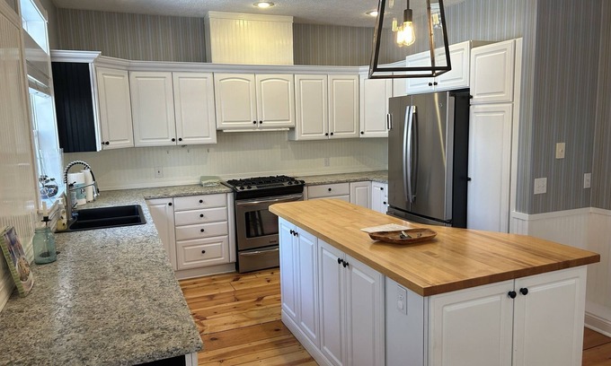 Sunset House | Gorgeous, Roomy and Quiet - North End Villa