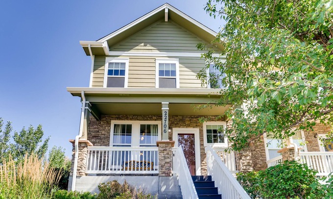 Aurora House | Gorgeous Saddle Rock 3 or 4 Bdrm on Greenspace