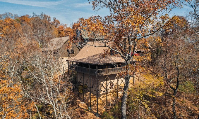 Sevierville Cabin | Gorgeous Smoky Mtn Views w/HOT TUB. Pet Friendly!