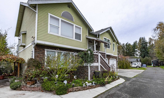 Tukwila House | Gorgeous, spacious 2 floor home 3.5 miles from Airport