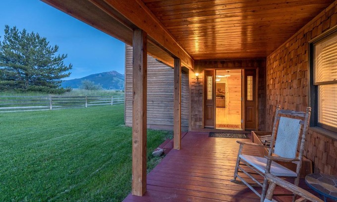 Emigrant House | Gorgeous Views, Big Hot Tub, 2 Fireplaces, IR Sauna, Spacious Rooms, Huge Deck