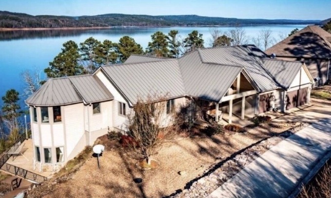 Bee Branch House | Gorgeous Views Spacious Lakefront Multifamily Fun