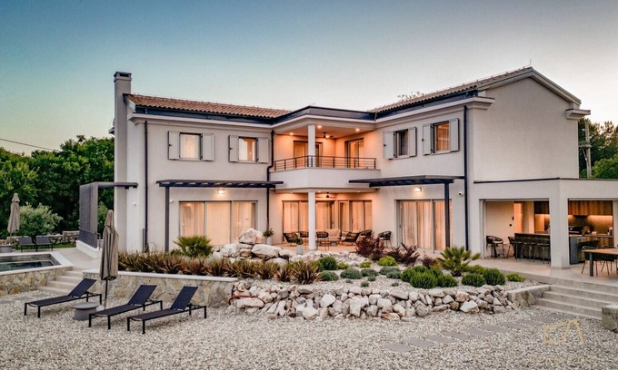 Garica Villa | Gorgeous Villa Lipa Kate surrounded by nature