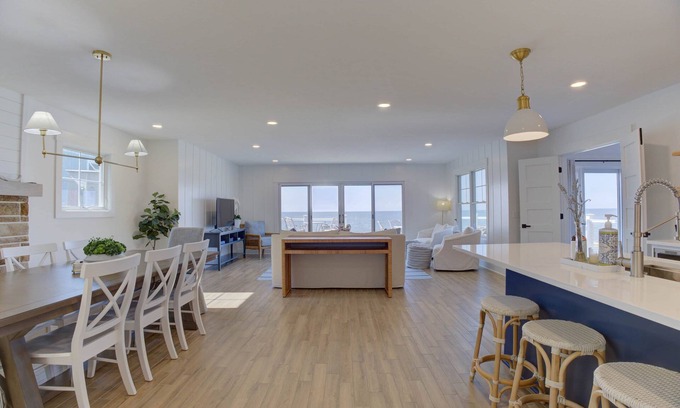 Huron House | Gorgeous Waterfront Retreat - 4bdrms/3.5bths