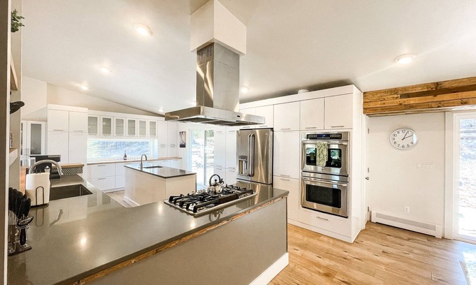 Skyway House | ★Gorgeous★Remodeled home mins to trails/downtown