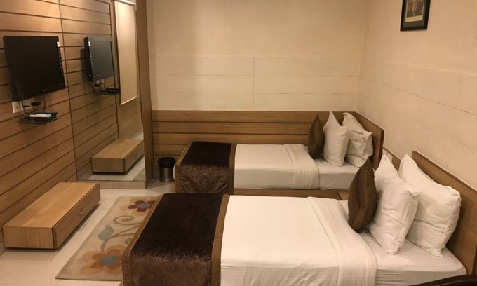Hisar Hotel | Goroomgo City Square Hisar