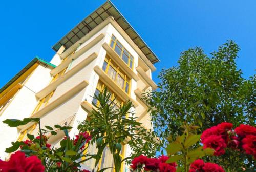 Manali Hotel | Goroomgo New Ambika Mall Road Manali - Prime-location-and-Spacious-Room with Luxury Room And parking Facilities