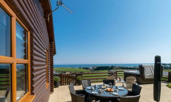 Mynytho Ski Chalet | Gorwel in the beautiful Pwllheli