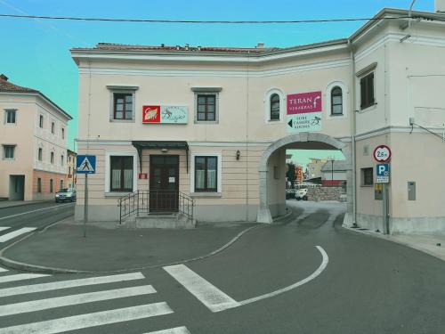 Sezana House | Gostilna pri Dragici, gostilna s prenočišči, d.o.o.