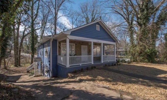 East Point Apartment | Got My Peaches Out Georgia Manor Near Downtown by Lokal Stays