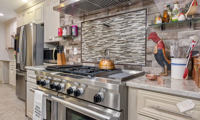 Fair Oaks Ranch House | Gourmet Getaway: Cozy Home with Chef's Kitchen