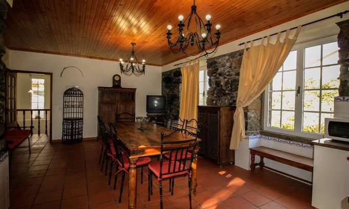 Porto Moniz House | Gouveia Cottage. Barbecue, Lounge, WiFi
